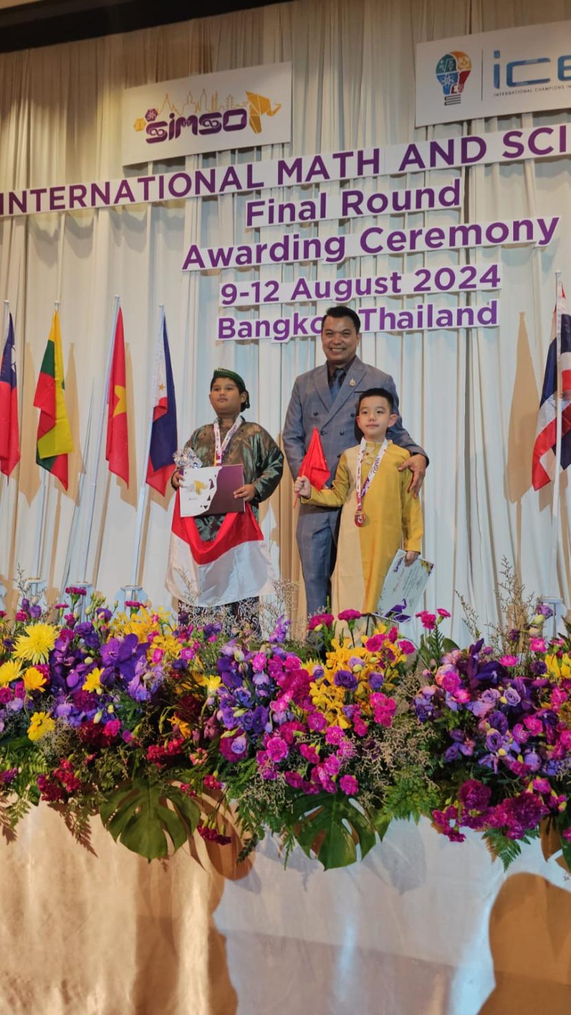 Anantacetta Reugra Abiraya, seorang siswa kelas 4 SD Alkautsar Temanggung, berhasil mengharumkan nama Indonesia di kancah internasional setelah meraih dua prestasi gemilang dalam ajang bergengsi Siam International Math and Science Olympiad (SIMSO) yang berlangsung di Bangkok, Thailand, 9-12 Agustus 2024 lalu. 