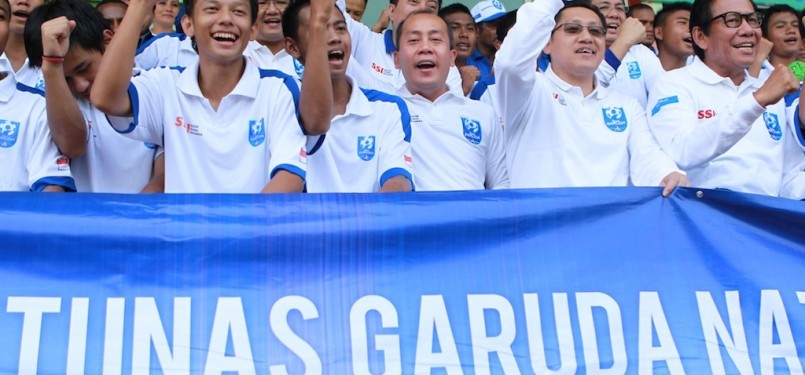 Anas Urbaningrum (dua dari kanan) berpose bersama sejumlah pesepakbola muda pilihan dari seluruh Indonesia, saat meninjau pusat pelatihan National Camp Tunas Garuda di Sekolah Sepakbola Indonesia (SSI) Arsenal Indonesia, di lapangan ISCI, Ciputat, Tangsel.