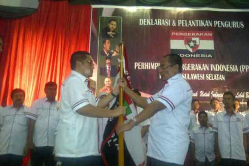 Anas Urbaningrum menyerahkan bendera PPI kepada ketua PPI Sulsel, Aminuddin Syam