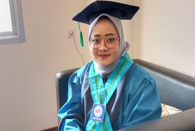 Anastacia Sasabillah Putri, Wisudawati dari Program Studi Manajemen Fakultas Ekonomi dan Bisnis Strata 1 Universitas BSI (Bina Sarana Informatika) yang mendapatkan beasiswa dari Pemerintah Kota (Pemkot) Bekasi dengan senilai 5.000.000 selama 1 semester di semester 8.