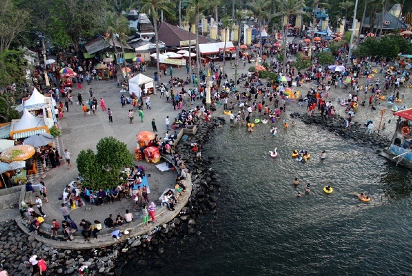 Ancol beach is full of visitors during Eid al Fitr holiday on Friday. (file photo)
