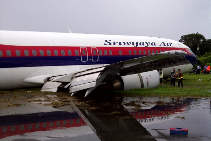 ANDARA SUPADIO DITUTUP. Sejumlah petugas Bandara Supadio berada di sekitar pesawat Sriwijaya Air jurusan Jakarta-Pontianak yang tergelincir di landasan Bandara Supadio, Kabupaten Kubu Raya, Kalbar, Jumat (1/6