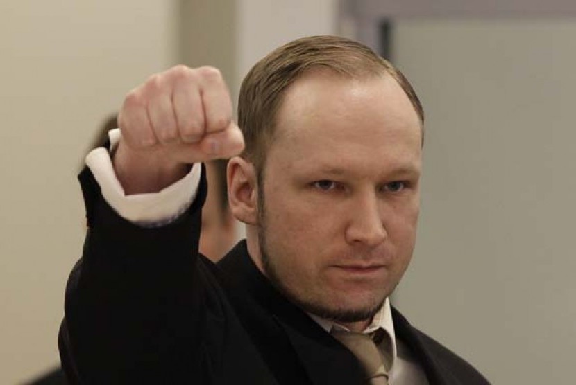 Anders Behring Breivik saat masuk ke ruang pengadilan di Oslo, Norwegia, Selasa (17/4).