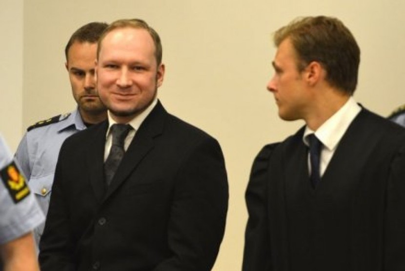 Anders Behring Breivik (tengah)