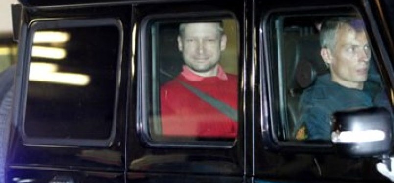Anders Breivik, tersenyum saat berada di dalam mobil polisi