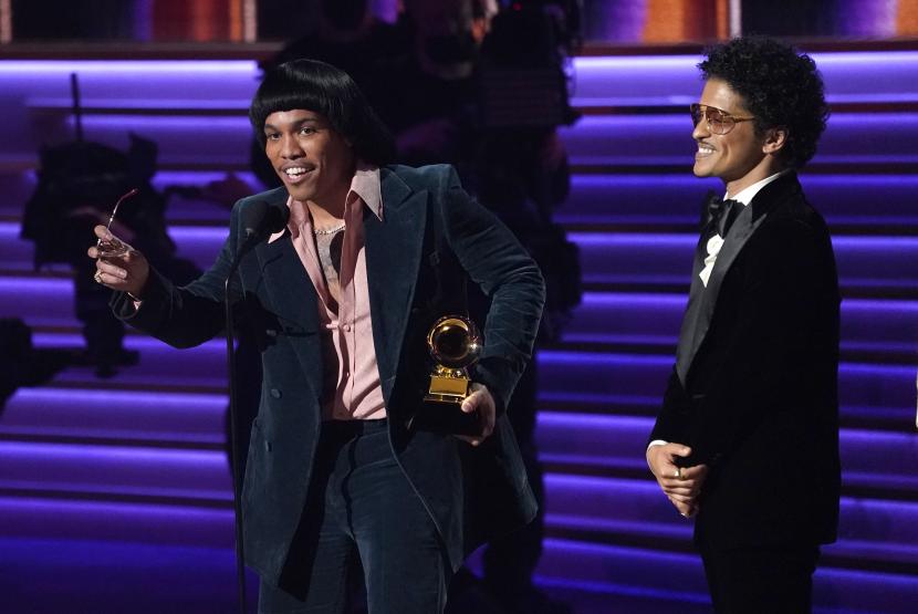 Anderson .Paak (kiri) dan Bruno Mars dari Silk Sonic menerima penghargaan Record of the Year untuk Leave the Door Open dalam 64th Annual Grammy Awards pada Ahad, April 3, 2022, di Las Vegas, AS.