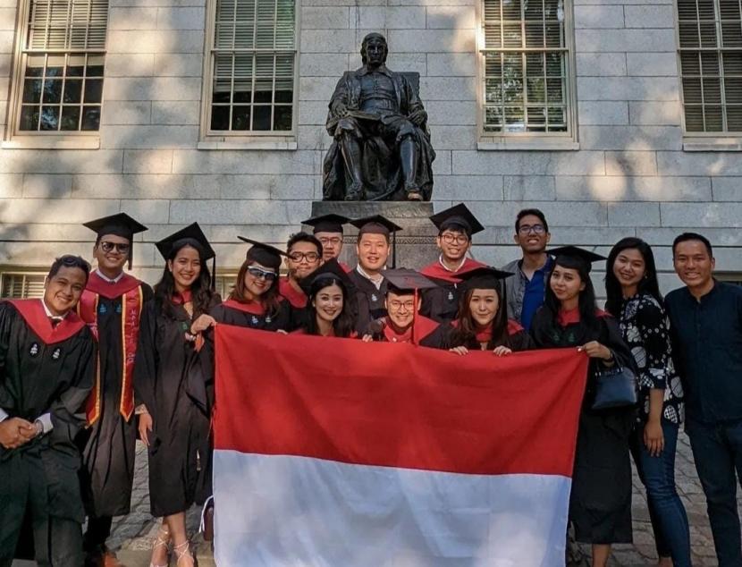 Andhika Sudarman lulus dari Harvard Law School dan menjadi mahasiswa terbaik di tahun 2020, serta menjadi orang Indonesia dan Asia Tenggara pertama dalam sejarah yang memberikan pidato kelulusan di Harvard Law School.