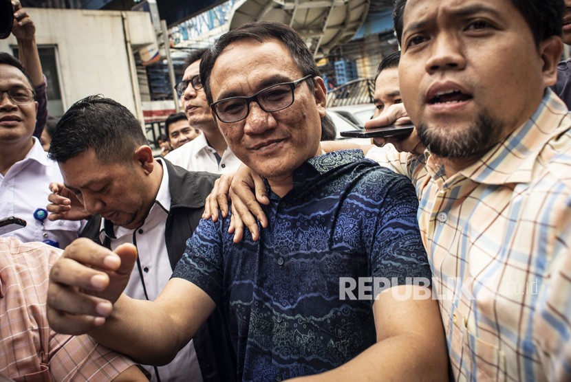KPK meminta Ketua Bapilu Partai Demokrat Andi Arief (tengah) untuk memenuhi panggilan penyidik