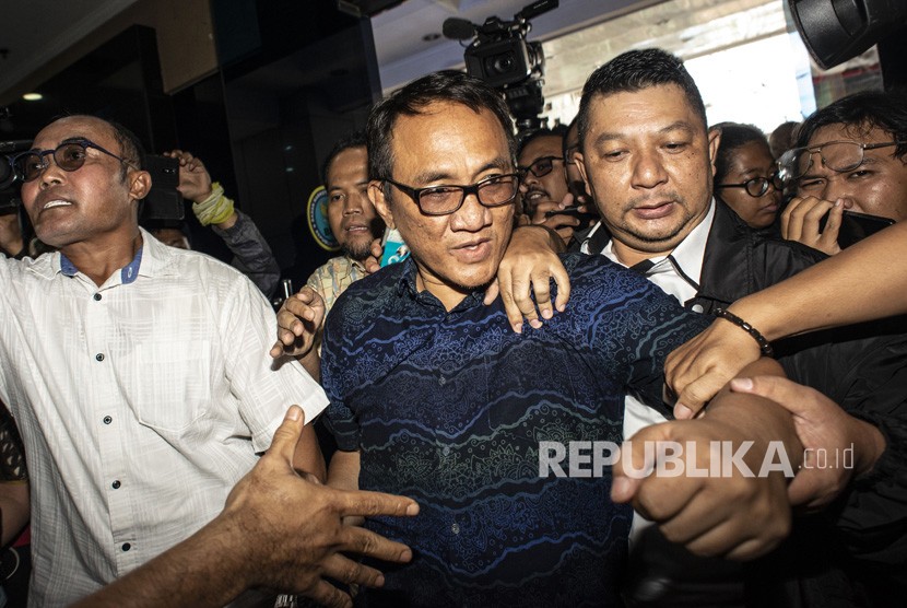 Andi Arief. Mantan Wasekjen Partai Demokrat Andi Arief (tengah) bergegas saat akan menjalani proses rehabilitasi di Kantor Badan Narkotika Nasional (BNN), Cawang, Jakarta, Rabu (6/3/2019). 