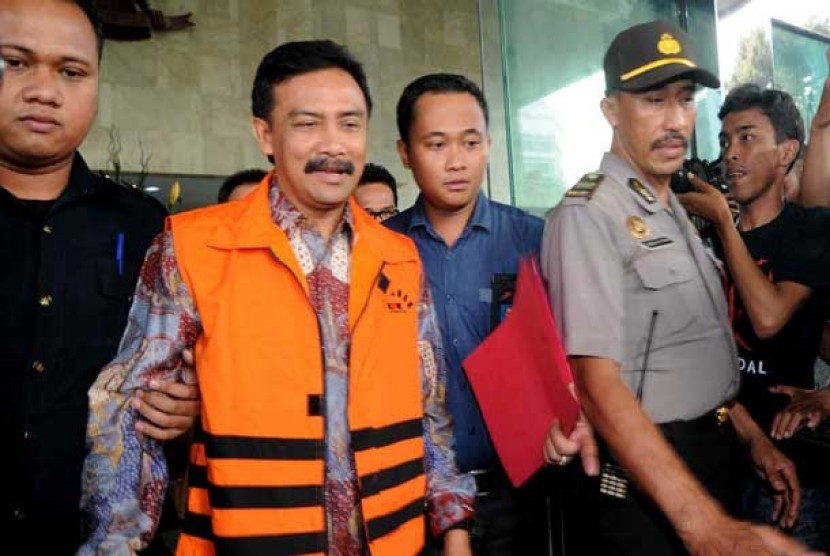  Andi Mallarangeng ditahan usai diperiksa di gedung KPK , Jakarta, Kamis (17/10).
