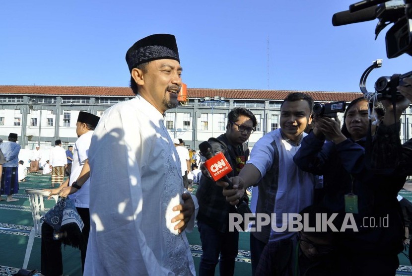 Andi Mallarangeng diwawancara wartawan usai shalat Idul Fitri di Lapas Sukamiskin, Kota Bandung, Rabu (6/7). (Mahmud Muhyidin)