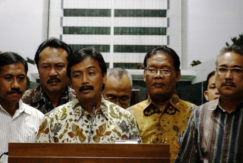 Andi Mallarangeng Mengundurkan Diri: Menteri Pemuda dan Olahraga Andi Alifian Mallarangeng (tengah) memberikan keterangan kepada wartawan terkait pengunduran dirinya sebagai Menpora di kantor kementerian Pemuda dan olahraga di Jakarta, Jumat (7/12).