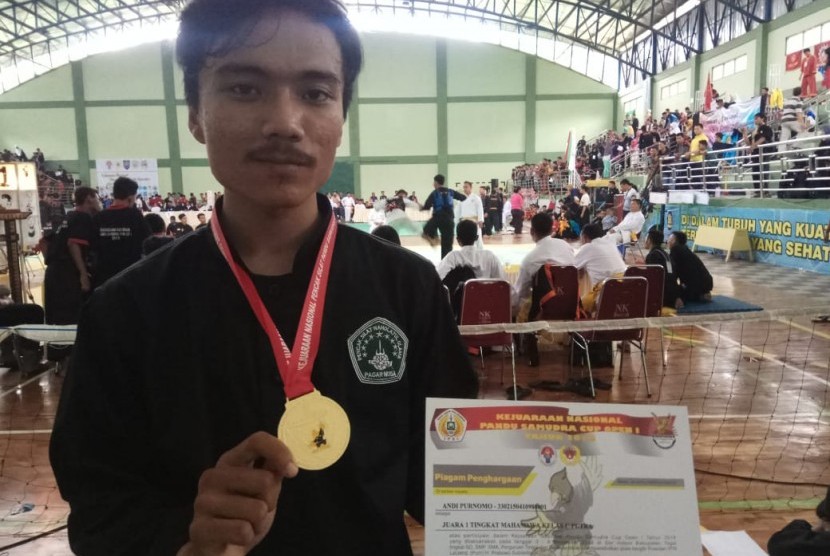 Andi Purnomo, mahasiswa UBSI Purwokerto berhasil meraih medali emas.
