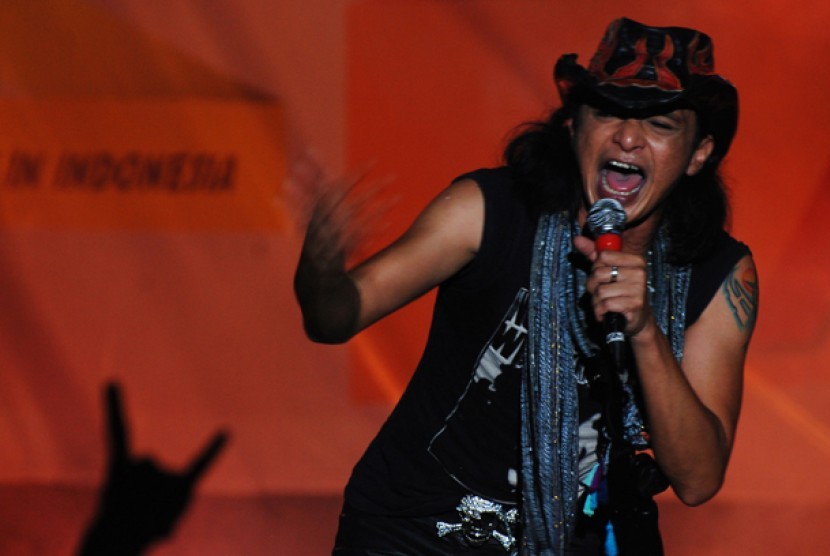 Andi /RIF bersama grupnya membawakan lagu saat menghibur ratusan penonton yang berada di Lapangan Purna MTQ, Pekanbaru, Minggu, (18/12) malam