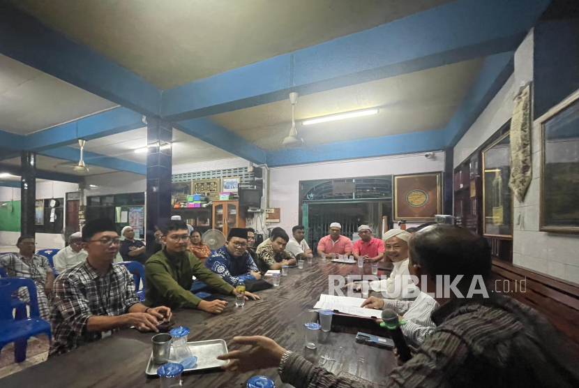 Andi Subhan Husain dalam sebuah kegiatan bersama masyarakat.