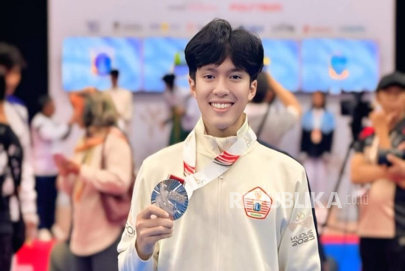Andi Sultan Altaf Mirza, mahasiswa Program Studi Informatika UNM sukses meraih medali perak pada nomor Poomsae Freestyle Senior Putra cabang olahraga Taekwondo di ajang bergengsi Pekan Olahraga Nasional (PON) Beladiri 2025.