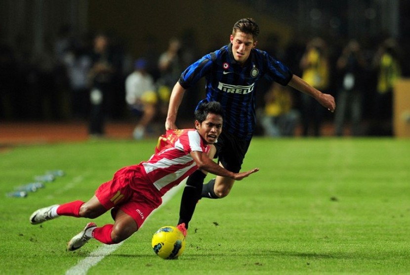 Andik Vermansyah dijatuhkan pemain Inter Milan, Cristiano Biraghi, saat laga persahabatan di Stadion Gelora Bung Karno, Senayan, Jakarta, Kamis (24/5).