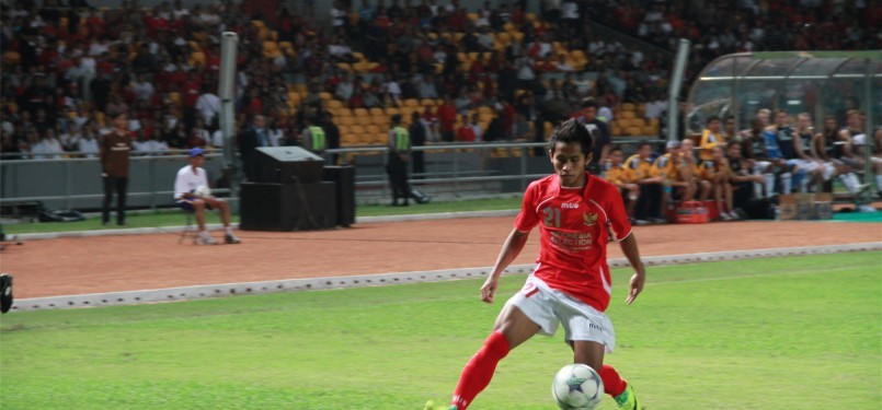 Andik Vermansyah tampil memukau saat partai persahabatan Indonesia Selection vs LA Galaxy di Stadion Gelora Bung Karno Jakarta, Rabu (30/11). (Republika Online/Fafa)