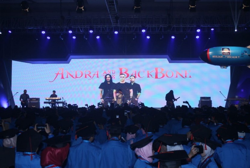 Andra and the BackBone saat menghibur di acara wisuda ke-52 UBSI, BSI Convention Center, Bekasi,  Rabu (27/11).