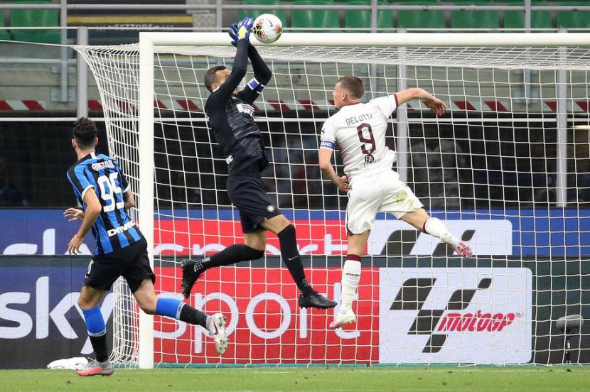 Striker Torino Andrea Balotti (kanan) mencetak gol ke gawang Inter Milan.