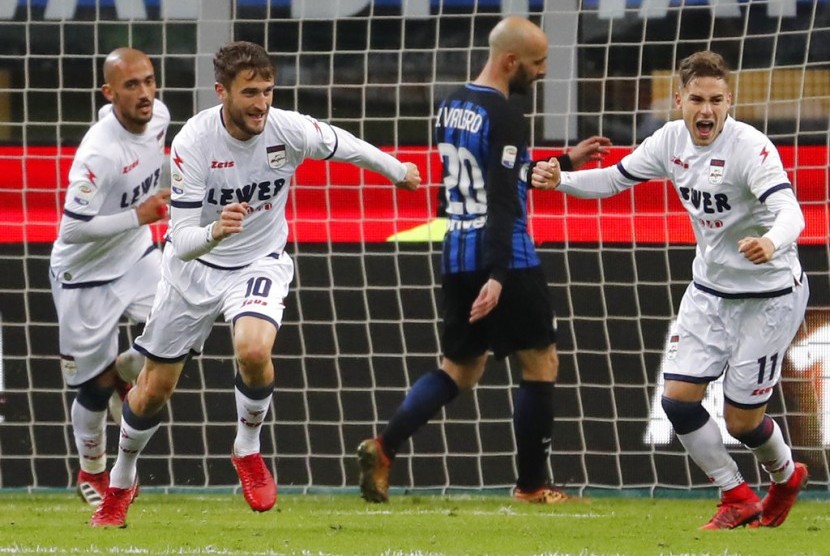 Andrea Barberis (kedua kiri) merayakan golnya ke gawang Inter Milan. Crotone menahan imbang Inter 1-1, Ahad (4/2) dini hari WIB. 