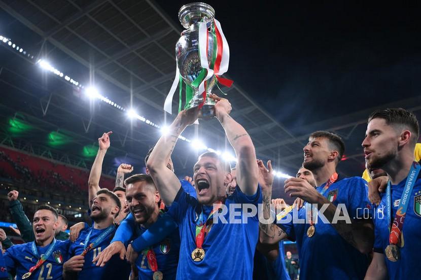 Para pemain Italia mengangkat trofi juara Euro 2020 di London, Inggris, Senin (12/7) dini hari WIB.