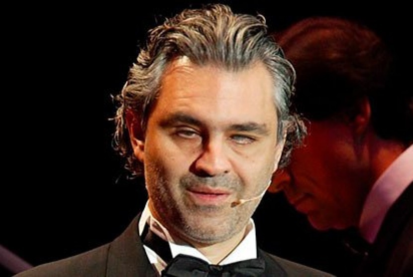 Pemusik Andrea Bocelli pernah tampil bermudik di Arab Saudi.