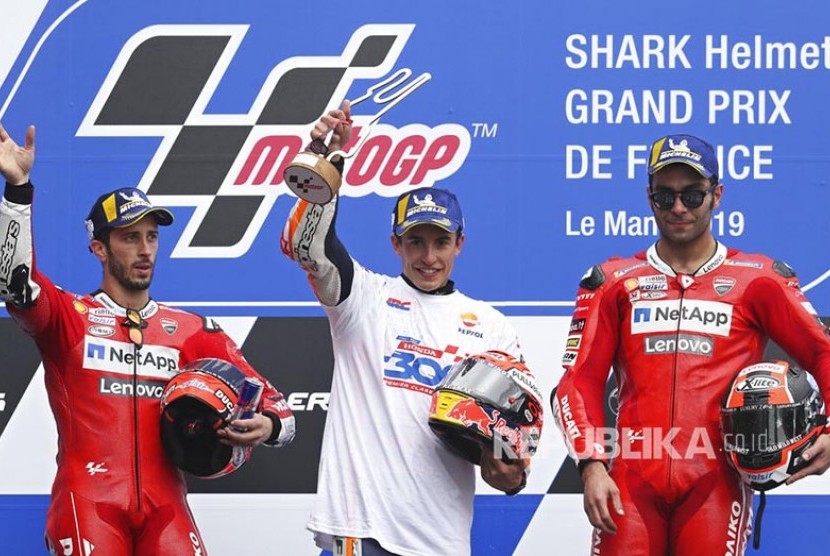  Andrea Dovizioso, Marc Marquez, dan Danilo Petrucci  di atas podium pada Moto GP Perancis di  Sirkuti  Le Mans, Le Mans, Perancis, Ahad (19/5).