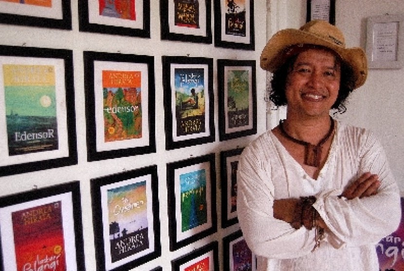 Penulis tetralogi 'Laskar Pelangi' Andrea Hirata meluncurkan novel terbaru miliknya yang berjudul 'Brianna and Bottomwise'.