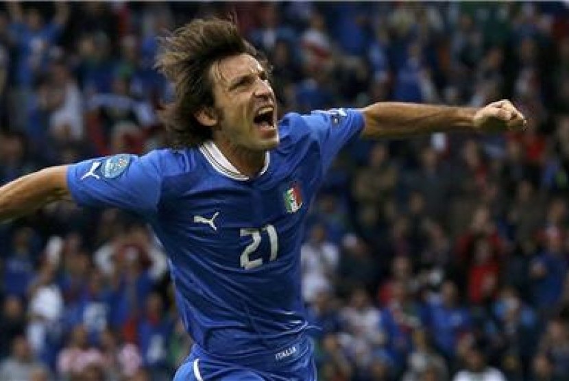  Andrea Pirlo, gelandang timnas Italia, melakukan selebrasi usai mencetak gol lewat tendangan bebas saat menghadapi Kroasi di Poznan, Polandia, pada Kamis (14/6). 