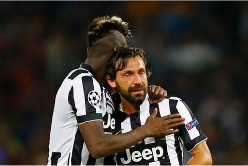 Andrea Pirlo (kanan) saat dihibur oleh Paul Pogba usai Juventus dikalahkan Barcelona 1-3 dalam final Liga Champions 2015.