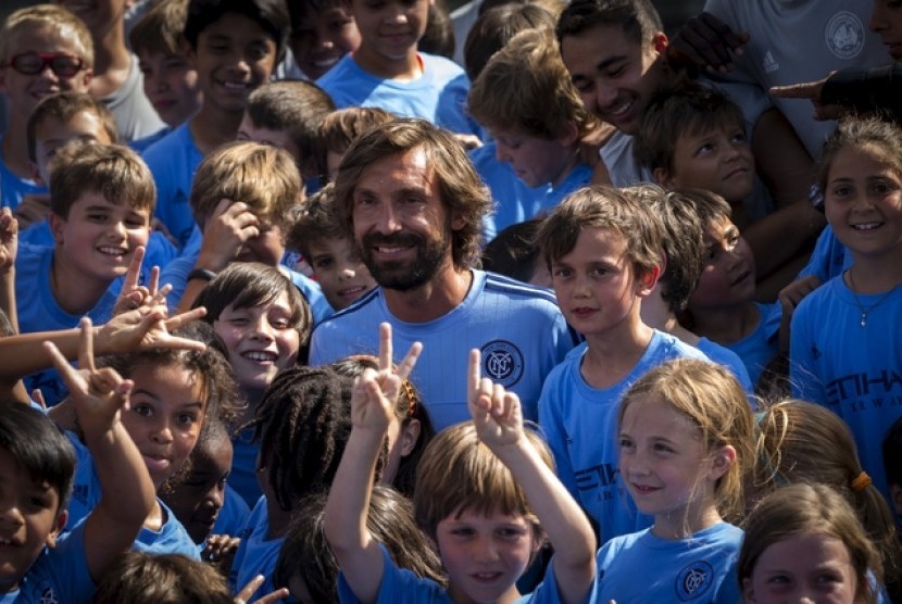 Andrea Pirlo (tengah) bersama penggemar cilik New York City FC.