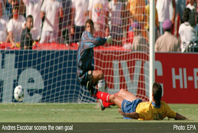 Andres Escobar (kanan), defender timnas Kolombia, membuat gol bunuh diri.