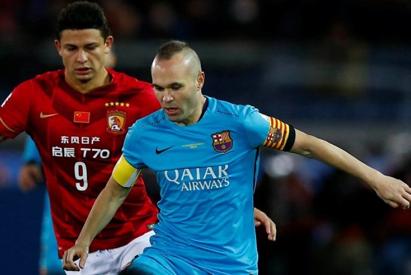 Andres Iniesta (biru)