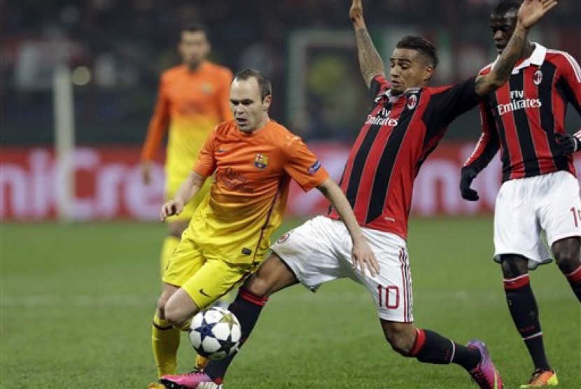 Andres Iniesta dibayang-bayangi Kevin-Prince Boateng pada laga AC Milan versus Barcelona, Kamis (21/2) dini hari.