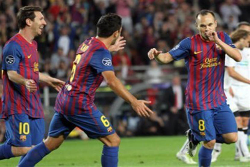 Andres Iniesta (kanan), gelandang Barcelona, merayakan bersama rekan setimnya Lionel Messi (kiri) dan Xavi Hernandez usai menjebol jala Viktoria Plzen di laga Liga Champions di Camp Nou, Barcelona, Rabu (19/10). 