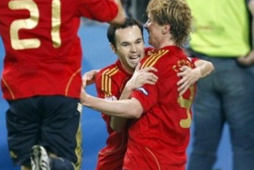 Andres Iniesta (kiri) dan Fernando Torres (kanan) 