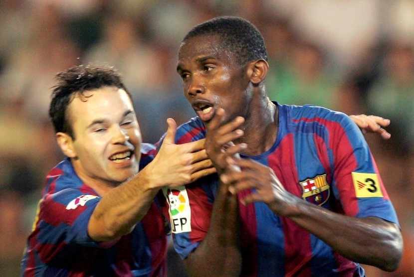 Andres Iniesta (kiri) dan Samuel Eto'o saat masih bermain untuk Barcelona pada 2005.