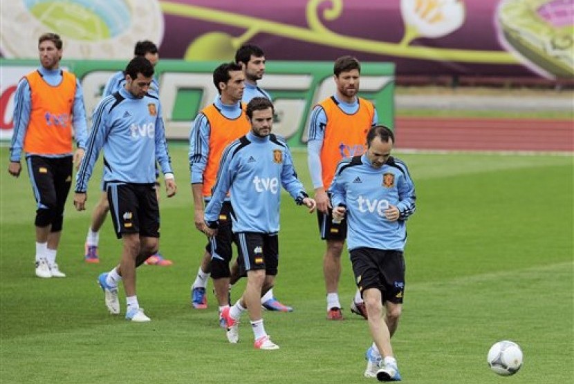 Andres Iniesta (paling kanan) menendang bola saat latihan dengan rekan setimnya di Gniewino, Polandia, Jumat (8/6).