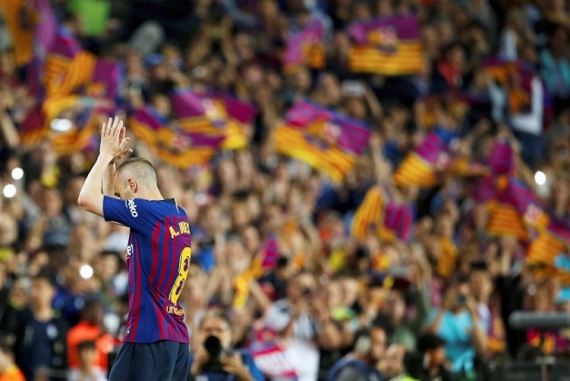 Andres Iniesta saat mengucapkan salam perpisahan kepada publik Camp Nou.