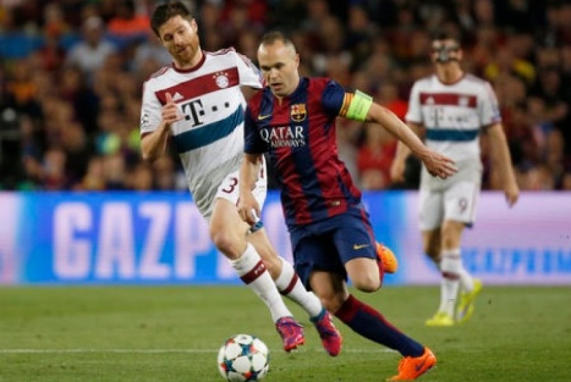 Andres Iniesta (tengah) 