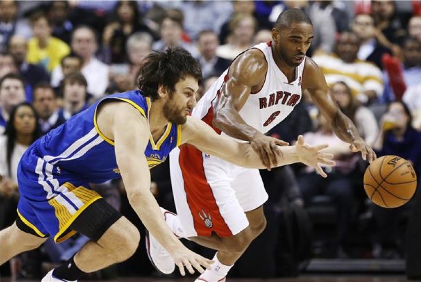 Andrew Bogut (kiri), center Golden State Warriors, berebut bola dengan pemain Toronto Raptors, Alan Anderson, di pertandingan NBA di Toronto pada 28 Januari. 