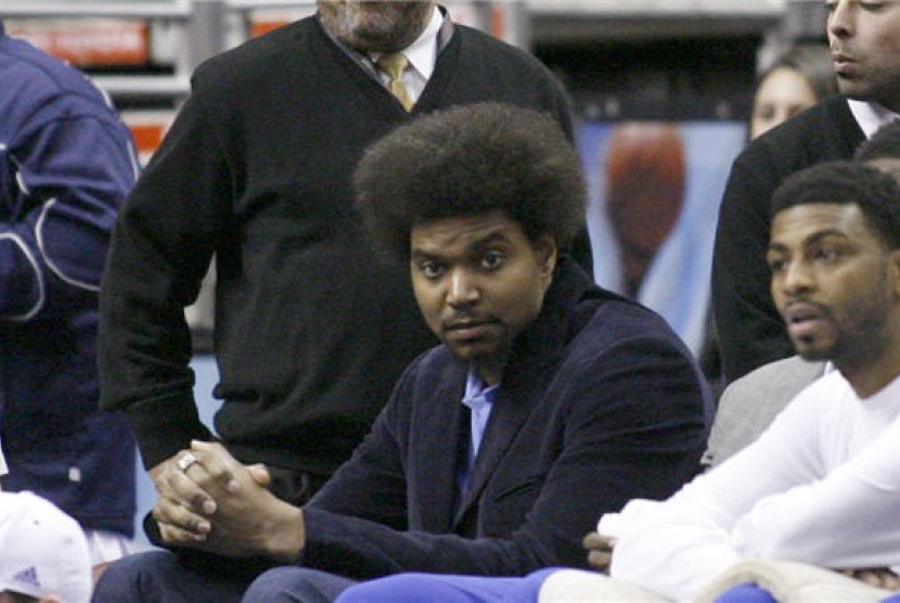 Andrew Bynum (tengah)