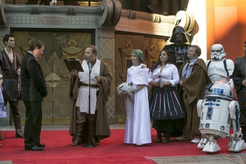 Andrew Porter dan Caroline Ritter menikah di luar TCL Chinese Theatre ditemani Darth Vader, Han Solo, Chewbacca, dan Stormtrooper.