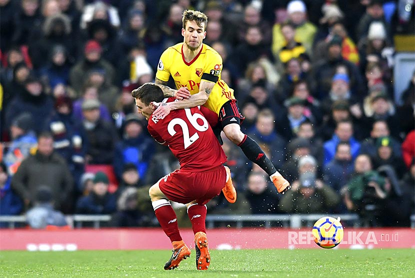 Andrew Robertson, (kiri), dan Kiko Femenia (kanan) di Stadion Anfield Liverpool, Inggris.  