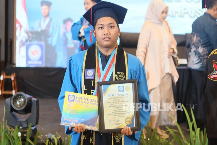 Konsistensi Jadi Kunci, Cerita Andri, Wisudawan Terbaik UBSI Kampus Tegal