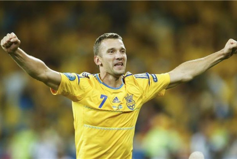 Andriy Shevchenko, striker andalan Ukraina, meluapkan kegembiraannya usai membawa timnya mengalahkan Swedia di laga Grup Piala Eropa 2012 di Stadion Olimpiade, Kiev, Ukraina, Senin (11/6). 