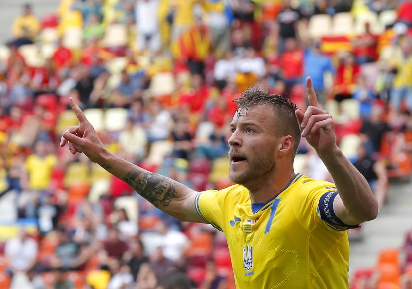Andriy Yarmolenko dari Ukraina melakukan selebrasi setelah mencetak keunggulan 1-0 pada pertandingan sepak bola babak penyisihan grup C UEFA EURO 2020 antara Ukraina dan Makedonia Utara di Bucharest, Rumania, 17 Juni 2021.