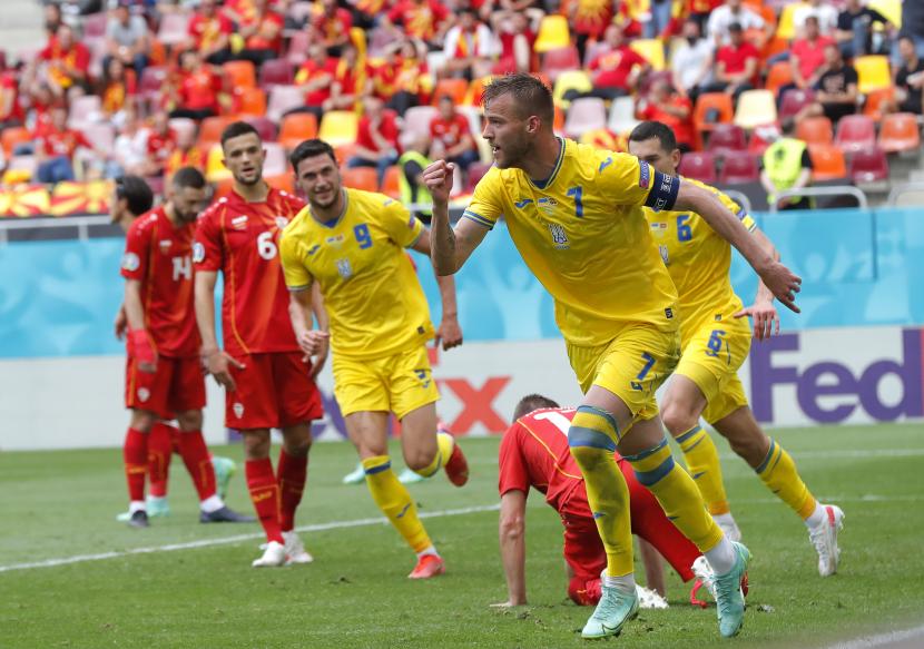Andriy Yarmolenko (depan) dari Ukraina melakukan selebrasi setelah mencetak keunggulan 1-0 pada pertandingan sepak bola babak penyisihan grup C UEFA EURO 2020 antara Ukraina dan Makedonia Utara di Bucharest, Rumania, 17 Juni 2021.