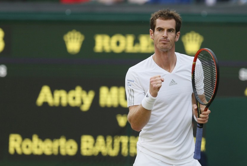 Andy Murray of Britain celebrates after defeating Roberto Bautista Agut of Spain during their mens singles tennis match on Centre Court at the Wimbledon Tennis Championships in London June 27, 2014